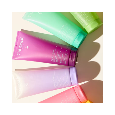 Cinco tubos coloridos de gel de duche Caudalie dispostos em círculo