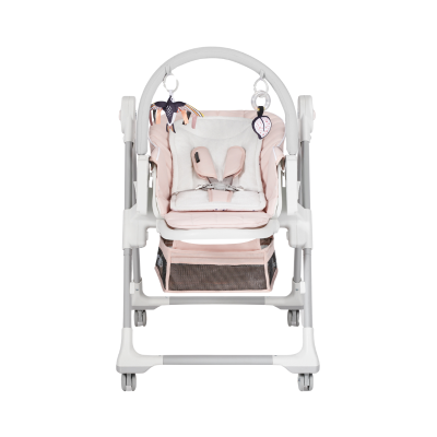 Cadeira de bebé rosa com arnês e brinquedos pendurados