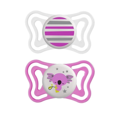 Duas chuchas para bebés com padrões distintos, uma com riscas e outra com ilustração de koala.