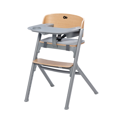 Cadeira alta para crianças com estrutura cinzenta e detalhes em madeira clara
