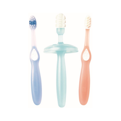 Três escovas dentais infantis coloridas em fundo branco