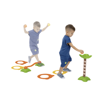 Duas crianças jogando com brinquedo de atividade física colorido em fundo branco