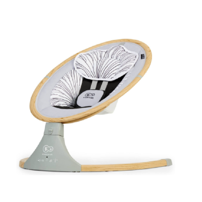 Cadeira de bebé cinza com estrutura de madeira clara e padrão de folhas no assento