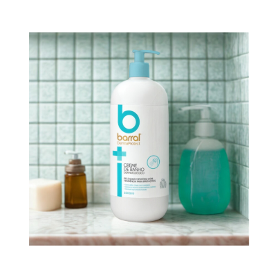 Frasco de creme de banho Barral DermaProtect com doseador azul sobre superfície com azulejos verdes ao fundo