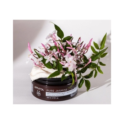 Frasco de creme esfoliante APIVITA PURE JASMINE com flores e folhas verdes