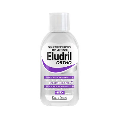 Frasco plástico transparente de elixir bucal Eludril Ortho 500 ml com rótulo roxo e branco.