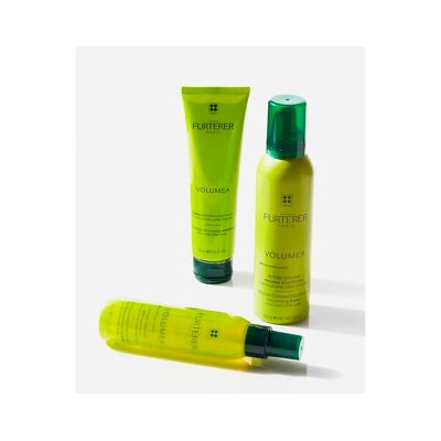 Produtos René Furterer Volumea para cabelo em embalagens amarelas e verdes sobre fundo branco