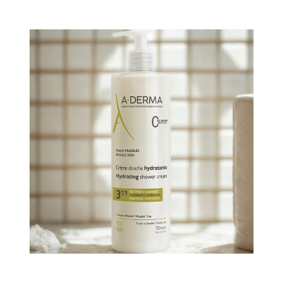 Frasco de creme de duche hidratante A-DERMA com doseador em frente a azulejos claros.