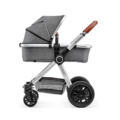 Carrinho de bebé cinzento com estrutura metálica e rodas negras.