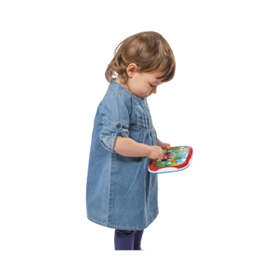 Criança com vestido azul e tablet de brinquedo colorido