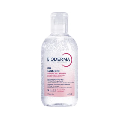 Frasco de gel micelar Bioderma Sensibio AR+ transparente com etiqueta cor-de-rosa