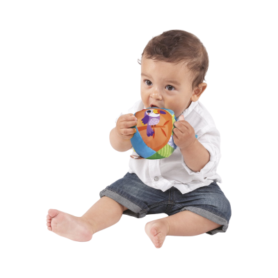 Bebé com brinquedo de peluche colorido com imagem de pássaro
