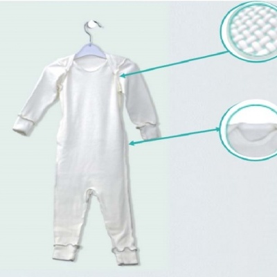 Macacão branco de bebé com textura de malha e punhos elásticos