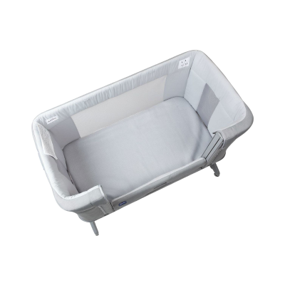 Berço portátil cinzento claro com laterais acolchoadas e estrutura metálica