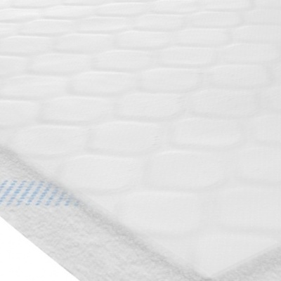 Protector de colchão branco acolchoado com borda cinza e detalhes azuis