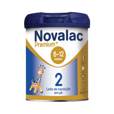 Lata de leite em pó Novalac Premium+ com tampa azul e desenho de girafa