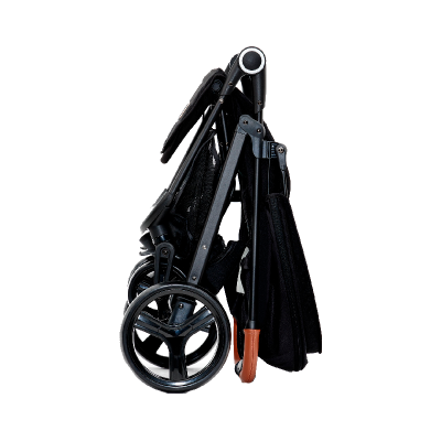 Carrinho de bebé dobrável preto com estrutura metálica e rodas grandes