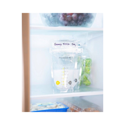 Sacos plásticos Medela para leite materno no frigorífico com etiqueta escrita