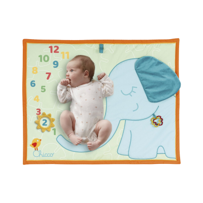 Tapete infantil acolchoado com números e desenho de elefante azul com orelha texturizada