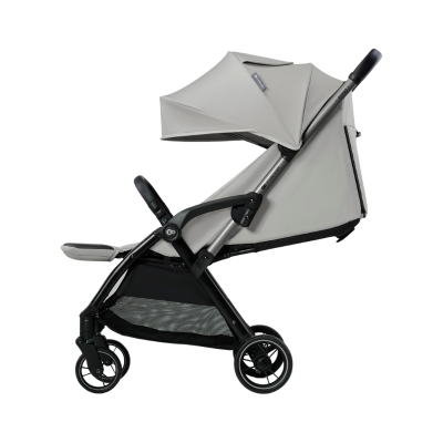 Carrinho de bebé cinza com estrutura preta e capota ajustável