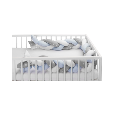 Berço branco com protetor trançado azul claro, cinza com estrelas e branco