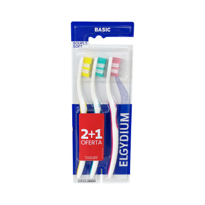 Pacote com três escovas de dentes Elgydium Basic de cerdas macias com oferta 2+1