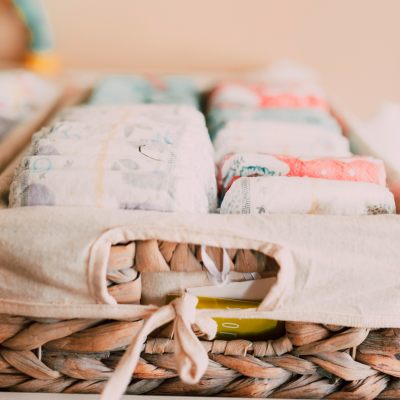 Cesto de vime com fraldas organizadas