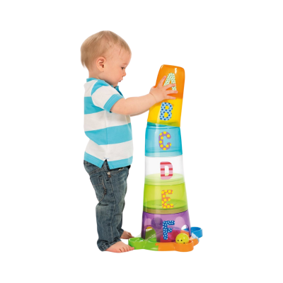 Criança a brincar com torre de copos coloridos de plástico com letras do alfabeto.