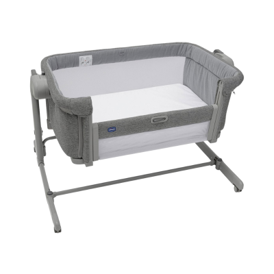 Berço para bebé cinzento e branco com estrutura metálica e tecido macio