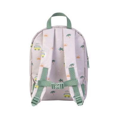 Mochila branca com padrão de carros amarelos, palmeiras e pôr-do-sol vista de costas