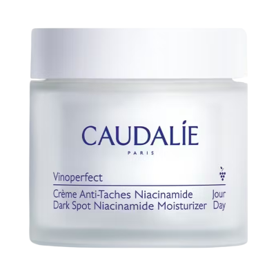 Frasco branco de creme hidratante CAUDALÍE Vinoperfect com texto em azul