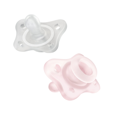 Duas chupetas translúcidas em silicone, uma rosa e outra transparente