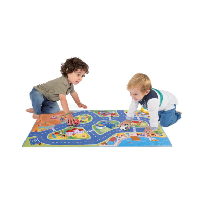 Crianças a brincar com tapete de jogo com estradas e carros de brinquedo