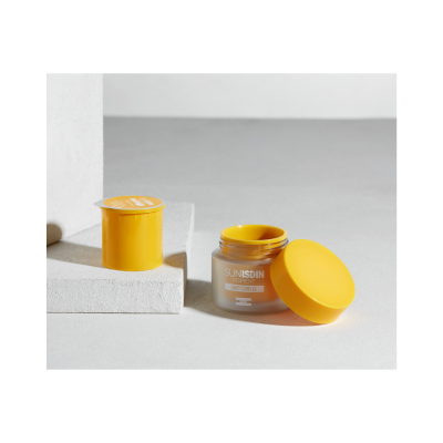 Frascos de cosmético amarelos em superfície cinzenta com texto SUNISDIN PIGMENT UNIFY COMPLEX