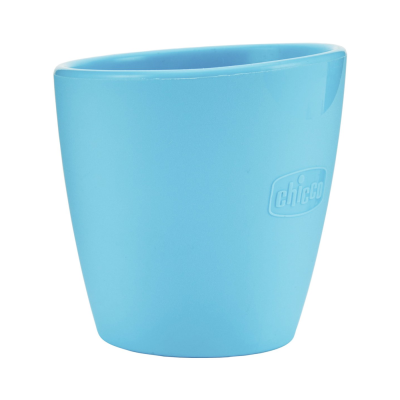 Copo azul claro em plástico com logotipo Chicco