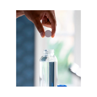 Comprimido branco a ser colocado em garrafa de água transparente