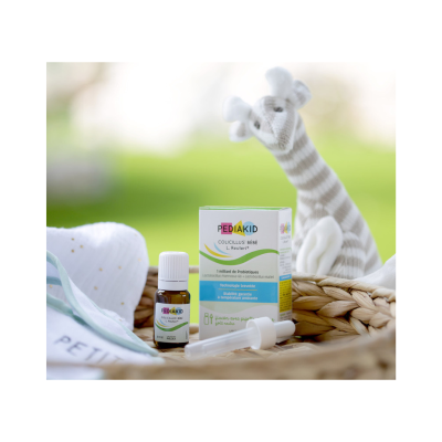 Suplemento Pediakid Colicillus Bébé com fralda e chocalho girafa na cesta