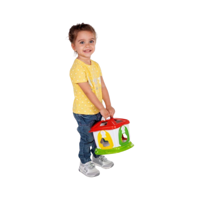 Menina com t-shirt amarela e calças de ganga a segurar brinquedo de encaixe colorido em forma de casa