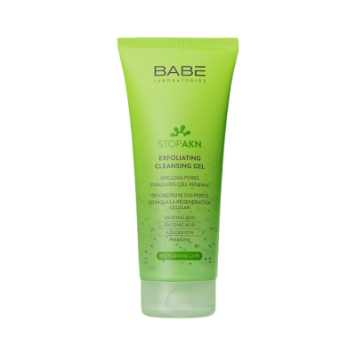 Gel de limpeza exfoliante STOP AKN BABE LABORATORIOS em embalagem verde