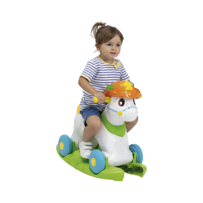 Criança num brinquedo cavalo branco colorido com chapéu laranja