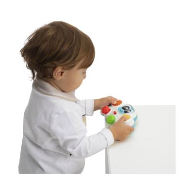 Criança com brinquedo colorido de plástico sobre mesa branca