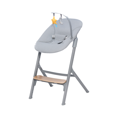 Cadeira alta para bebé cinza com mó de estrelas e apoio de pés em madeira.