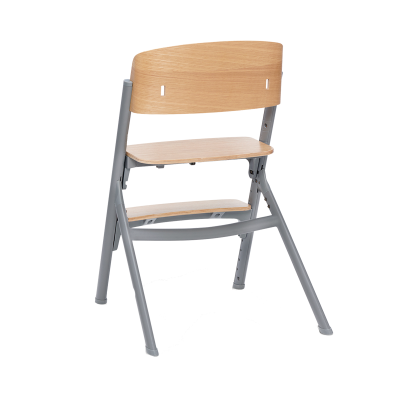 Cadeira dobrável cinzenta com assento e encosto em madeira clara
