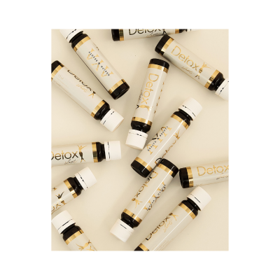 Frascos pequenos com rótulos Detox shot e Health & Beauty