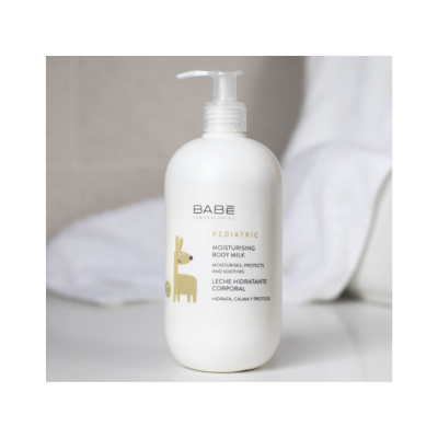 Frasco branco de leite corporal hidratante BABÉ PEDIATRIC com bomba doseadora e desenho de animal amarelo