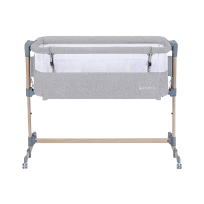 Berço de bebé cinza claro com estrutura de madeira e metal e painel de malha branca