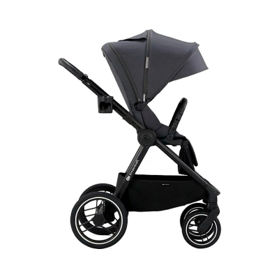 Carrinho de bebé cinzento e preto com rodas grandes e cesto em baixo