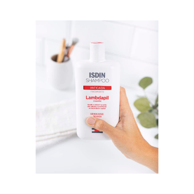 Frasco branco de champô ISDIN Lambdapil anticadência com texto em vermelho e preto