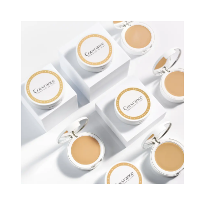 Pós compactos Couvrance em embalagem branca com tampa dourada e texto, abertos com espelho, em vários tons de bege.