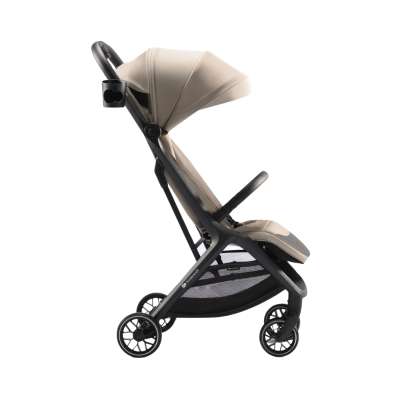 Carrinho de bebé bege com estrutura preta e rodas